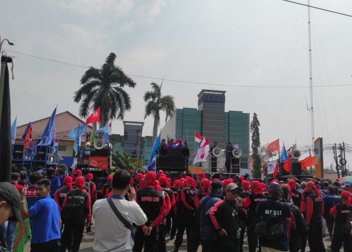 Aksi Buruh di Kantor Pemkab Karawang, Tuntut Cabut UU Cipta Kerja hingga Upah Naik