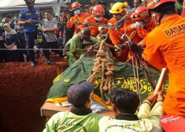 Prosss Pemakaman Pemuda Asal Tangerang dengan Bobot 300 Kilogram Dibantu Basarnas dan Damkar