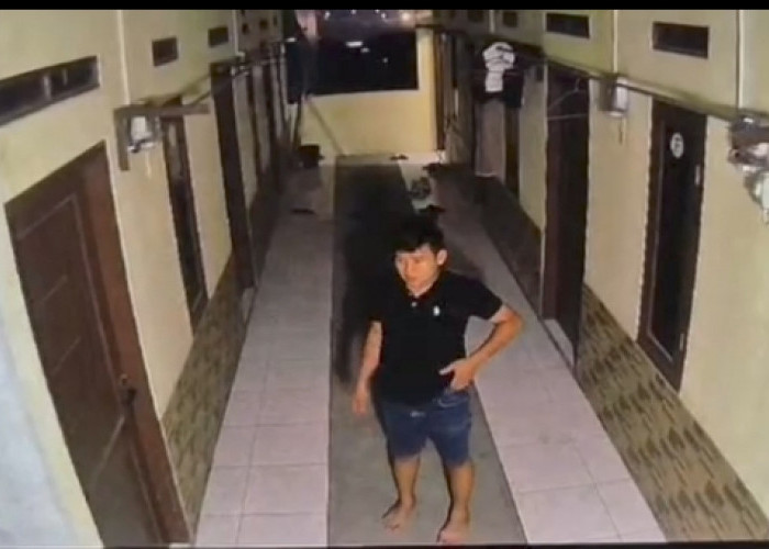 Terekam Kamera Pengawas, Maling Gasak Dua HP & Laptop di Kontrakan Cikarang Saat Penghuni Tertidur Usai Sahur