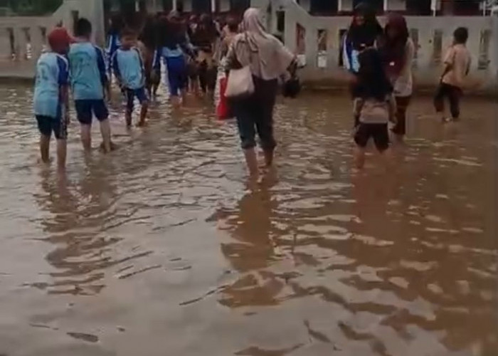 Hujan Deras Terus Mengguyur Karawang, Puluhan Sekolah Terendam Banjir, KBM Terganggu