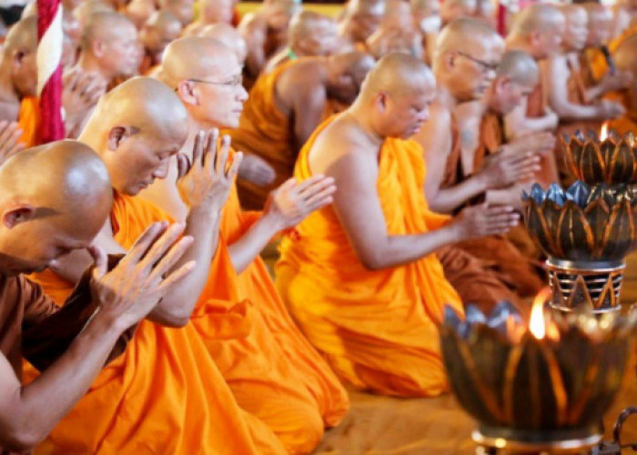 32 Biksu Thudong Khusuk Rayakan Waisak di Candi Borobur Setelah Menempuh Perjananan Ribuan Kilo Meter