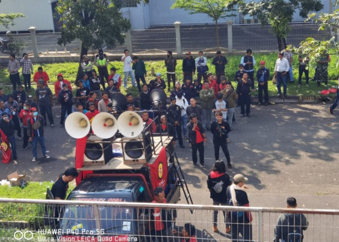PHK Sepihak, FPBI Gelar Aksi di Depan PT Sintertech Indonesia