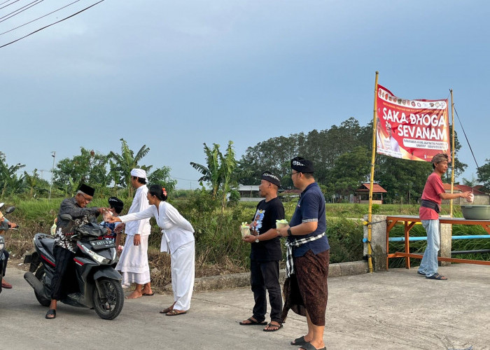 Umat Hindu di Bekasi Berbagi Takjil Sambut Nyepi Caka 1948