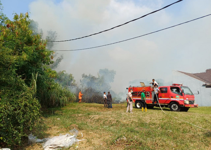 Kebakaran Lahan Kosong Perumahan Segara City Bekasi Kembali Terjadi, Warga Tuntut Penertiban TPS Ilegal