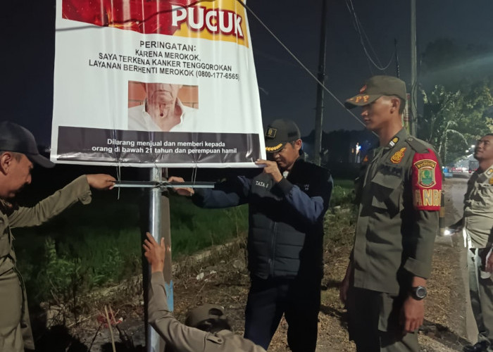 Satpol PP Karawang Amankan 8 T-Banner Kedaluwarsa di Jalan Lingkar Luar Tanjungpura-Peundeuy