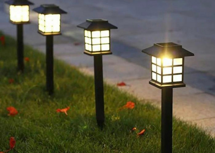 Cipta Karya Pasang Lampu Taman Solar Cell di Taman Baru Tambelang