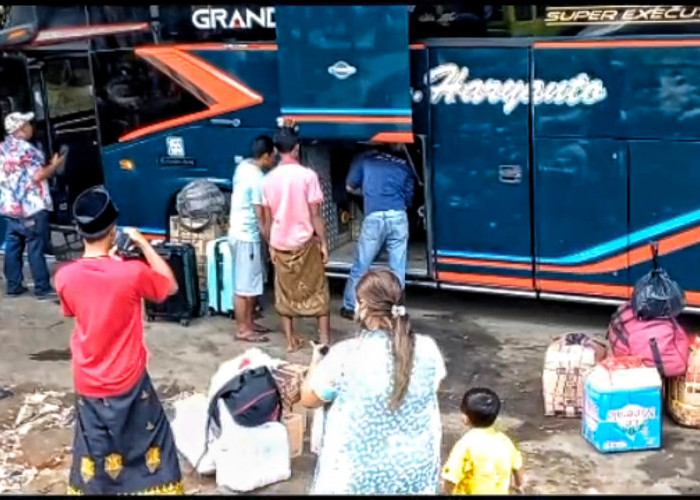 Mudik Lebih Awal, Agen Bus di Cikarang Diserbu Pemudik