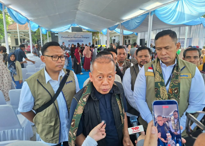 Saan Mustopa Tinjau Penyaluran Bantuan Beras untuk Warga Karangligar