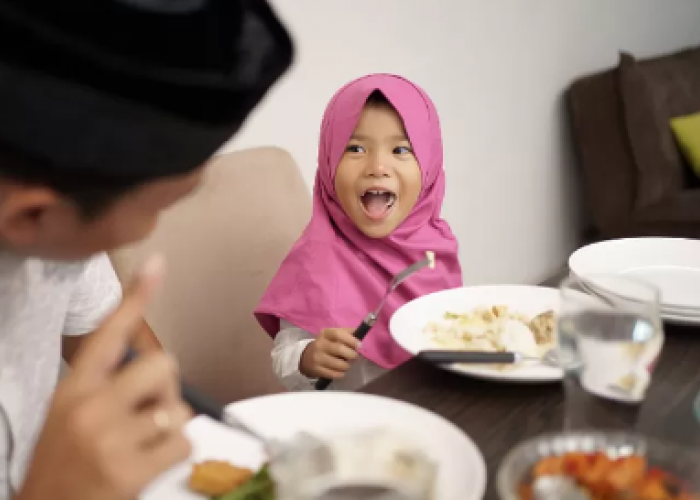 6 Tips Paling Ampuh Mengajarkan Anak Puasa, Mulai Dari Menahan Lapar 