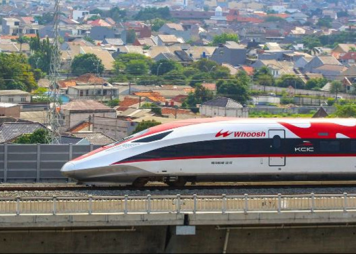 Aice Dukung HUT Pertama Kereta Cepat Whoosh lewat Kecerian Es Krim Bersama Penumpang