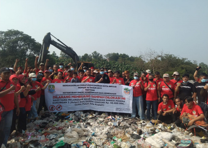 Ratusan Ton Sampah di TPS Liar Jatirangga Mulai Diangkut