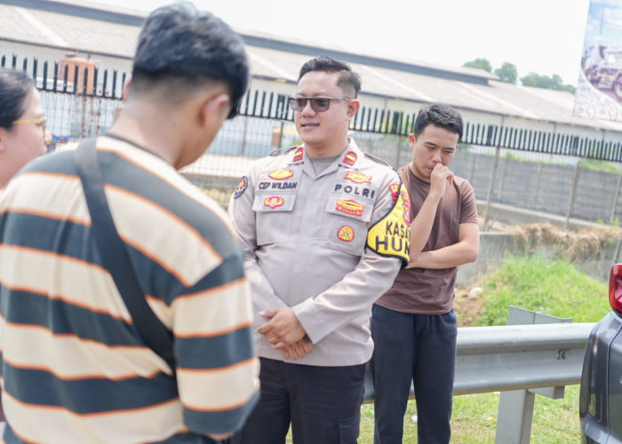 Dua Pemudik Bersitegang di Bahu Jalan KM 56 Tol Japek