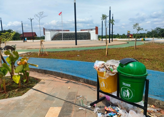 Belum Diresmikan, Sampah Sudah Berserakan di Alun-alun Eduforest Bekasi 