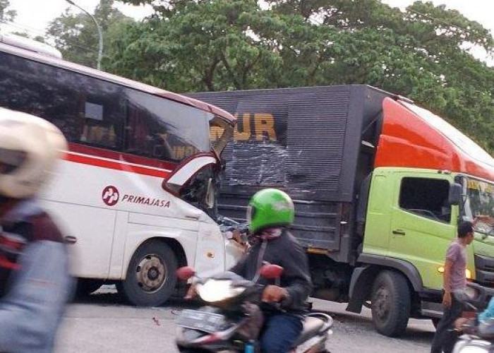 Bus Primajasa dan Truk Tabrakan di Karawang, Satu Orang Tewas