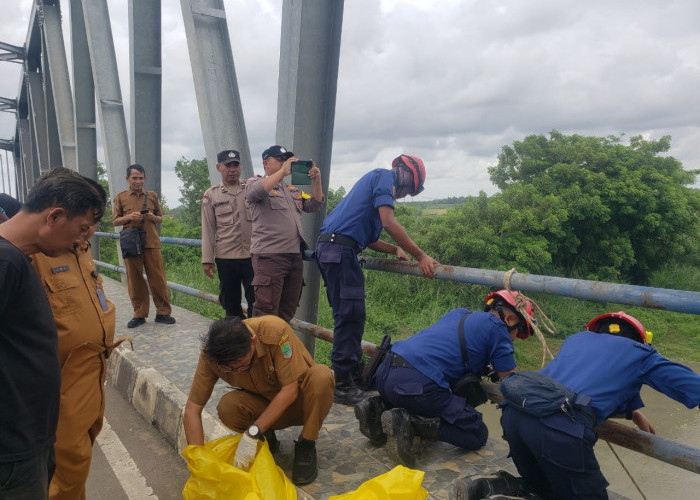 Ratusan Limbah Medis Diduga Sengaja Dibuang di Jembatan Citarum Penghubung Bekasi-Karawang, Siapa Pelakunya?