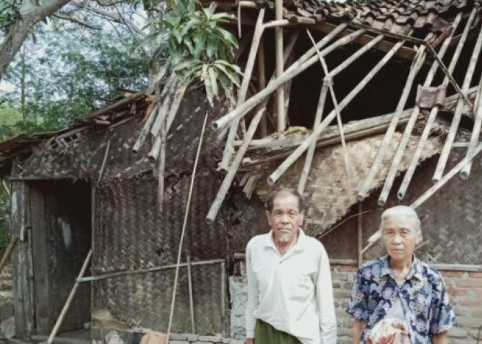 Rumah Pasangan Renta di Karawang Ini Sudah 4 Bulan Roboh, Tak Ada yang Membantu, Negara Tidak Hadir 