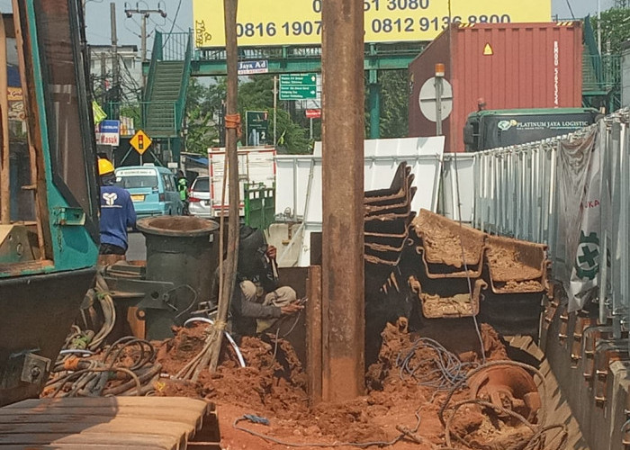 Proyek SPAM Jaringan Perpipaan di Jalan Sudirman Kota Bekasi Diduga Gunakan Besi Bekas