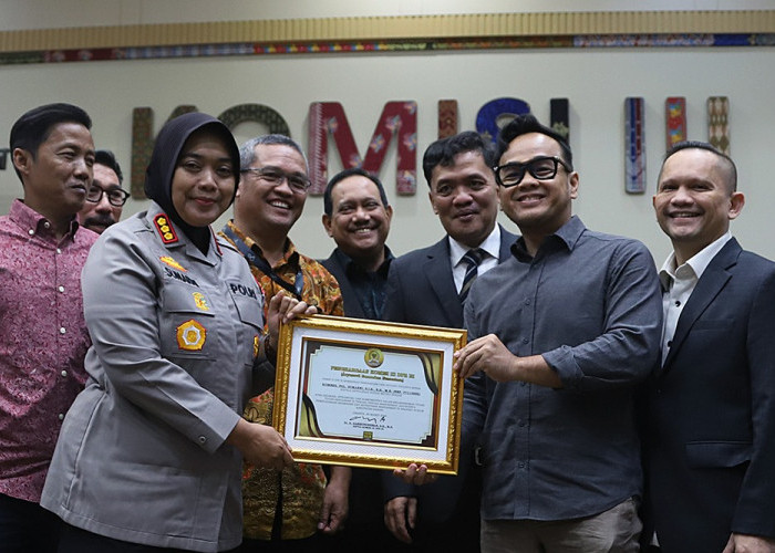 Kapolres Metro Bekasi Raih Penghargaan Aryaseva Sammana Nusantara dari DPR RI