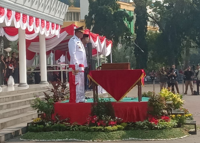 Topi Plt Wali Kota Bekasi Terjatuh Saat Cium Bendera Merah Putih pada Peringatan Upacara HUT ke-78 RI 