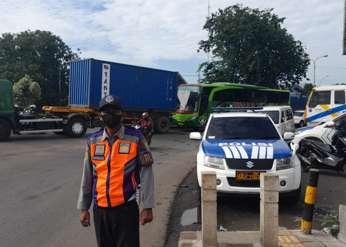 Antisipasi Lonjakan Kendaraan Selama Isra Mi'raj-Imlek 2025, Dishub Karawang Turunkan 80 Personel di 15 Lokasi