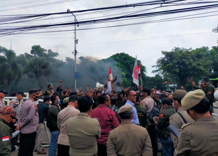 Demo Jilid 3, Tolak Kebijakan Plt Wali Kota Bekasi Ratusan Massa Hanya Ditemui Sekwan