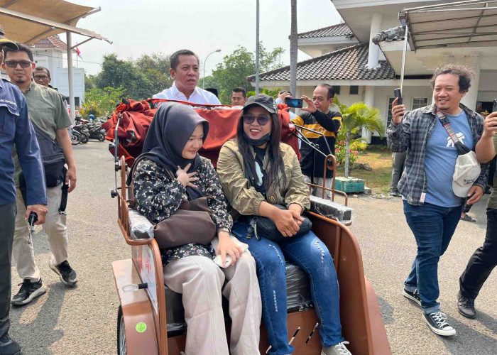 Bupati Aep Uji Langsung Becak Listrik, 220 Penarik Becak Lansia di Karawang Terima Bantuan