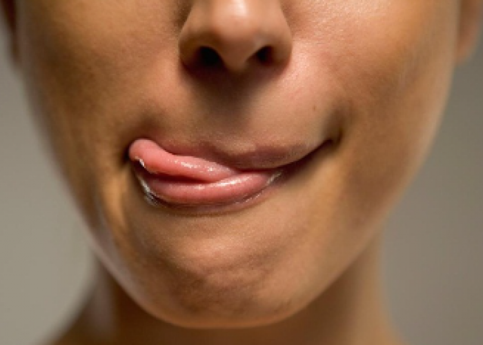 5 Tips Merawat Bibir Kering saat Puasa, Jangan Dijilati Lagi!