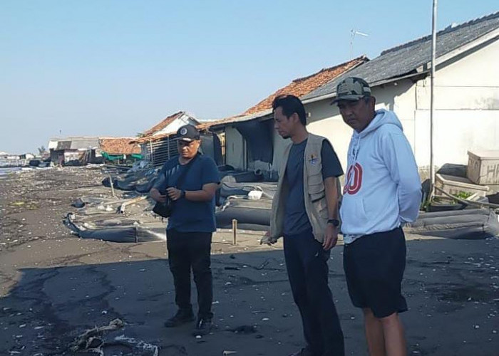 Ambil Sampel Dugaan Limbah Oil Spill Cemarajaya, Ini Penjelasan DLH Karawang