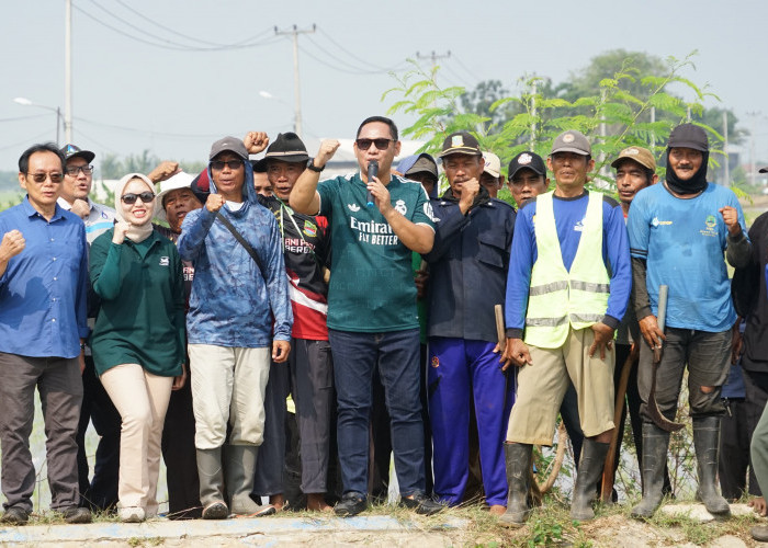 Goloran Bareng Petani, Asep Gotong Royong Bersihkan Saluran Irigasi di Pebayuran