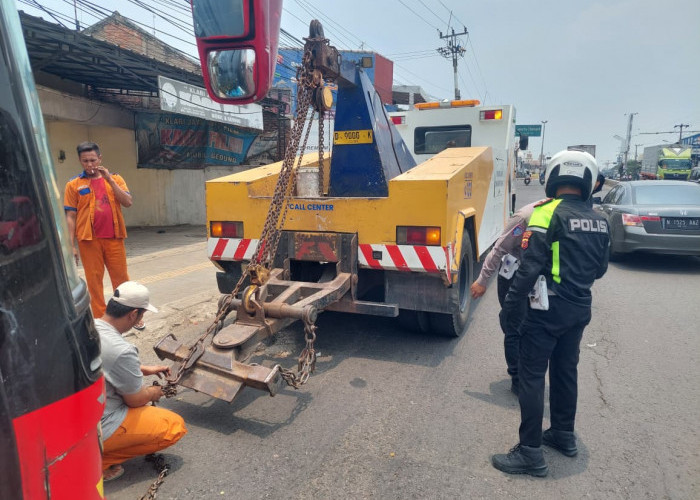 Bus Pemudik Mogok di Tol Kartim, Tim Urai Satlantas Polres Karawang Bergerak Cepat Evakuasi