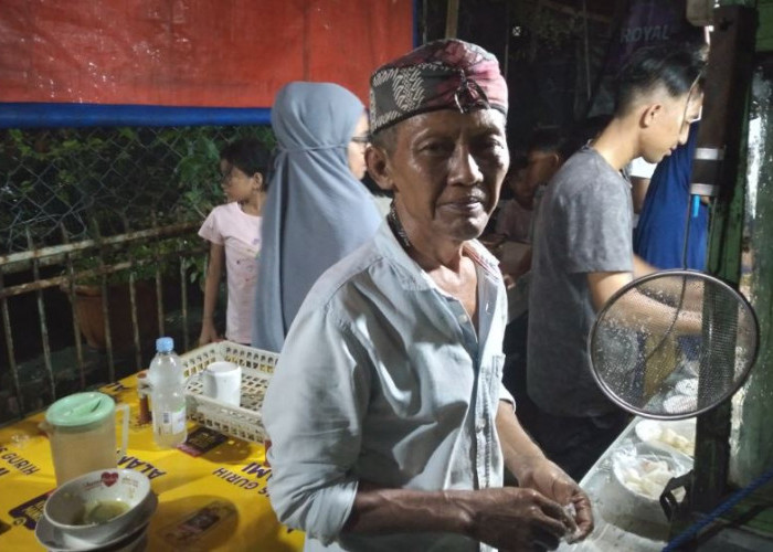 Pedagang Soto Ayam Dipinggir Jalan Kaget Didatangi Bupati Karawang Aep Syaepuloh, Terharu Mau Makan di Tempat