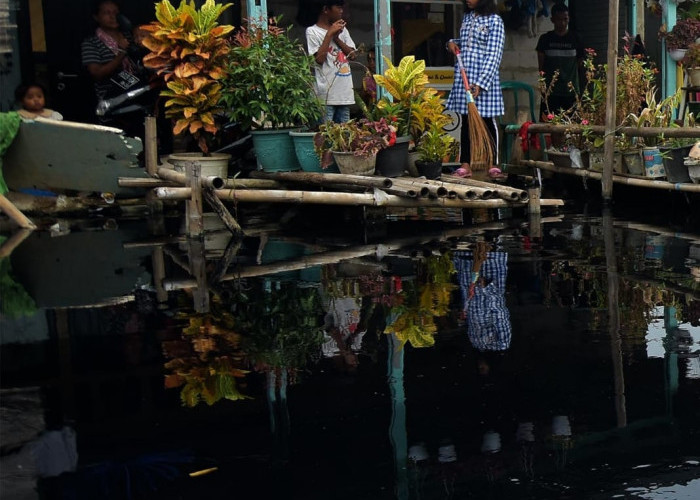 Ironi Hari Sungai Nasional, Warga Kabupaten Bekasi Masih MCK di Sungai Hitam, DPRD Sentil DLH