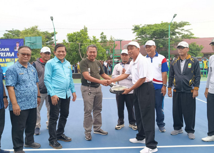 Galakkan Pembibitan Atlet di Sekolah, Pelti Karawang Beri Bantuan Raket Tenis