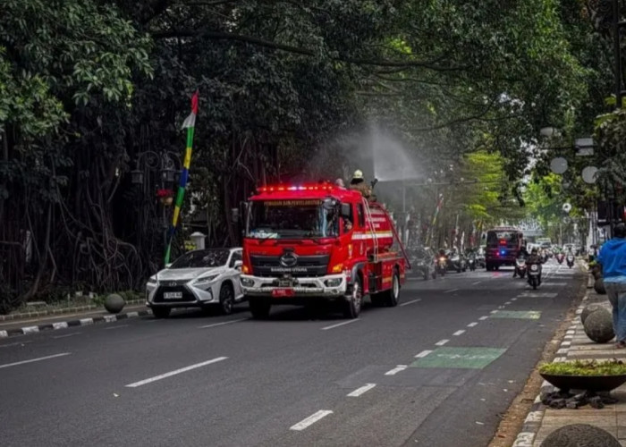 Kurangi Dampak Abu Vulkanik, Damkar Bandung Semprot Jalan Protokol