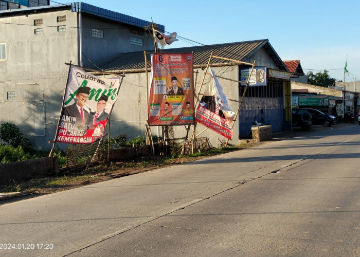 Warga Keluhkan Adanya APK Caleg Nyaris Roboh di Jalan Ma'mun Nawawi Cikarang Selatan 