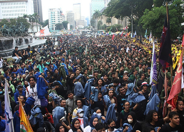 Demo Mahasiswa Kembali Terjadi, BEM SI Long March Menuju Polda Metro