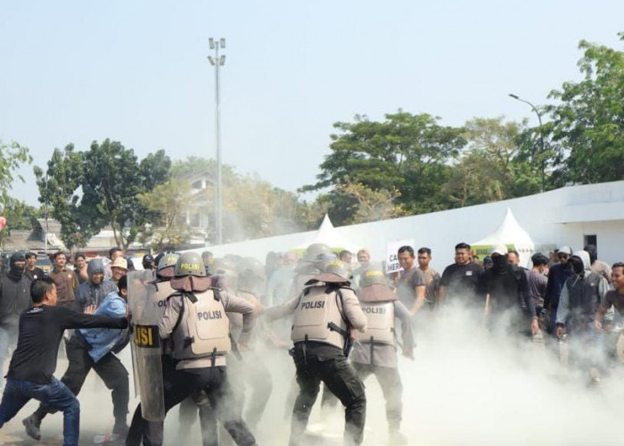 Simulasi Pengamanan Pemilu Polres Karawang Jika KPU Karawang Dikepung Massa   