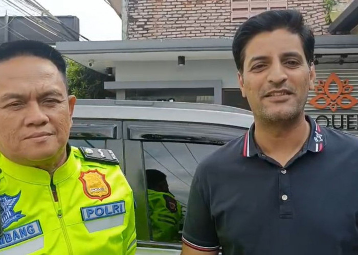 Polisi Karawang Bantu WN Pakistan yang Terjebak di Tol Japek