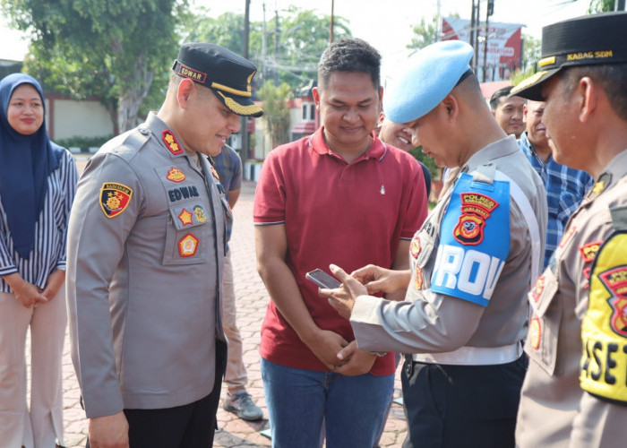 Pastikan Personil Tidak Terlibat Judi Online, Kapolres Karawang Laksanakan Pemeriksaan Ponsel