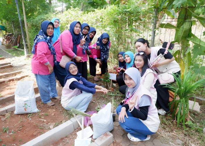 Mahasiswa Farmasi Universitas Esa Unggul Dorong Pencegahan Penyakit Degeneratif melalui Edukasi-Skrining Warga