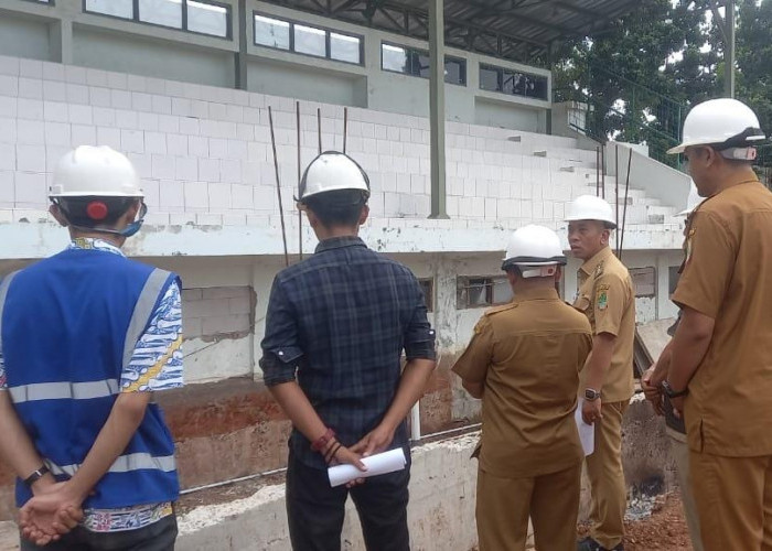 Sidak Proyek Rehab Stadion Singaperbangsa, Bupati Aep Tegaskan Harus Selesai Tepat Waktu