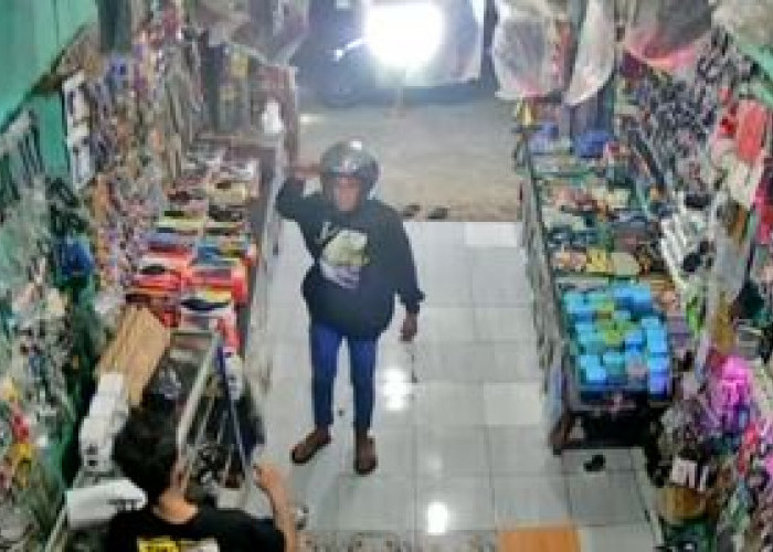 Viral, 2 Pria Todongkan Sajam ke Penjaga Toko Sparepart Motor di Cikarang