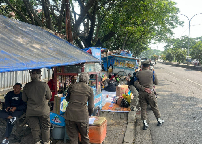 Satpol PP Karawang Imbau PKL Bongkar Lapak Usai Lebaran, Total 259 Lapak Didata di Jalur Mudik