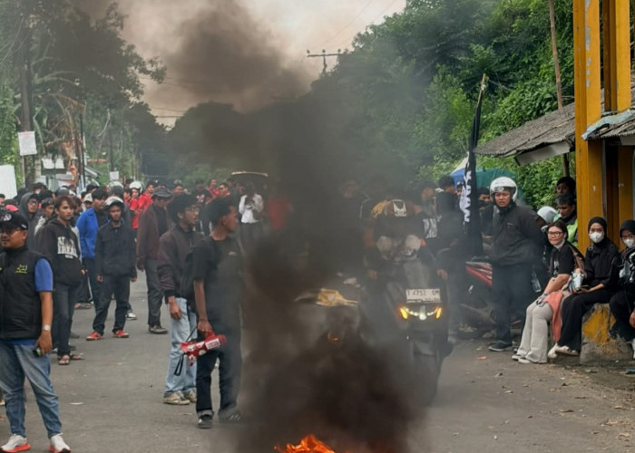 Tak Tahan Kondisi Jalan Dibiarkan Rusak Pemerintah Pusat, Warga Karawang Gelar Aksi di Tengah Jalan