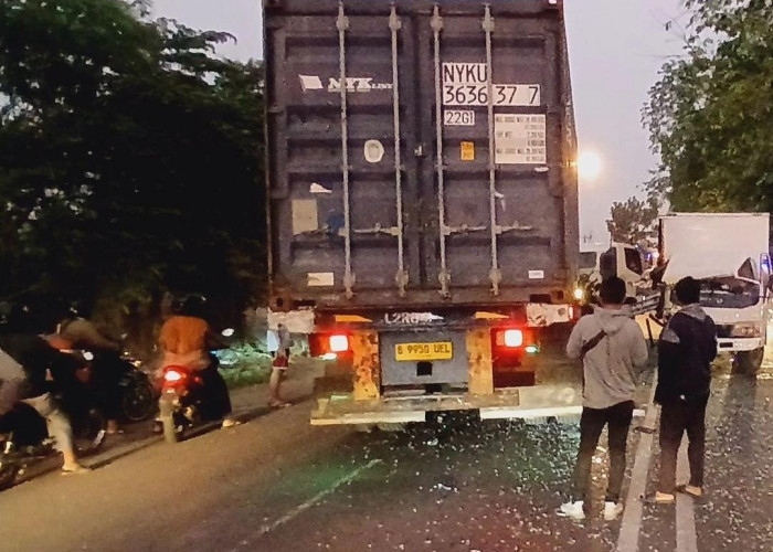 Diduga Mengantuk, Truk Box Adu Banteng Kontainer di Jalan Surotokunto, Pengemudi Luka-luka Dibawa ke RSUD