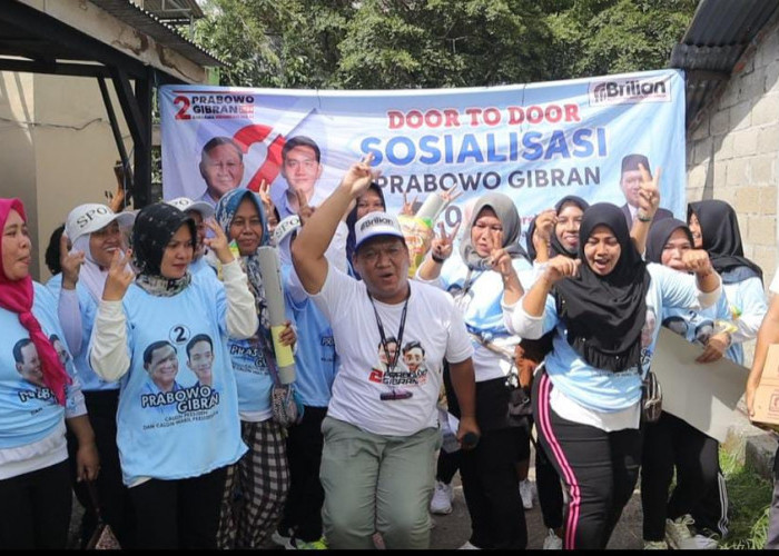Relawan Gibran 'Brilian' Bagikan Ratusan Minyak Gratis ke Emak-emak di Kabupaten Bekasi