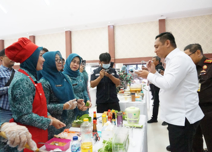 Asep Cicipi Masakan Kapolres dan Istri