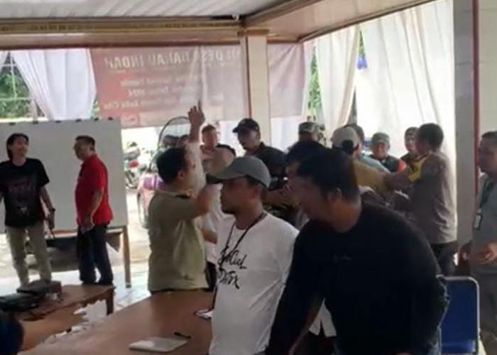 Rekapitulasi Tingkat Kecamatan Rusuh, Saksi Caleg-Partai Politik Menuding Penyelenggara Lakukan Kecurangan