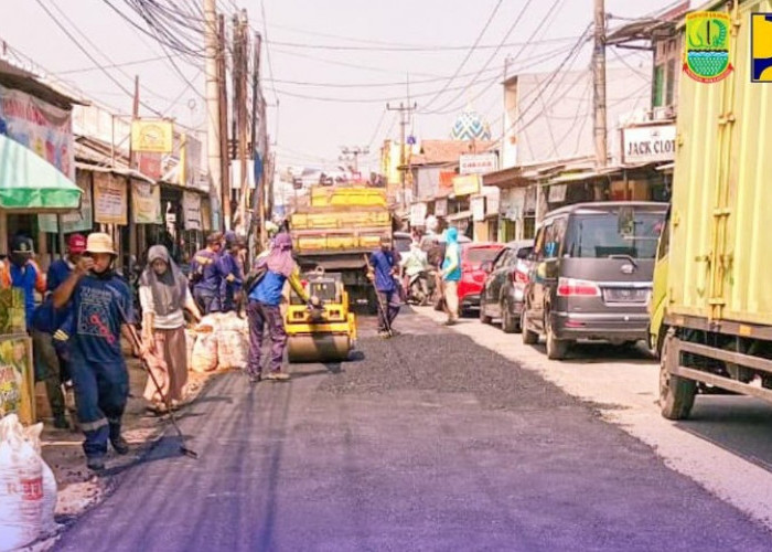 Dinas PUPR Karawang Giatkan Pengaspalan Jalan Pinayungan - Cidomba untuk Kelancaran Lalu Lintas