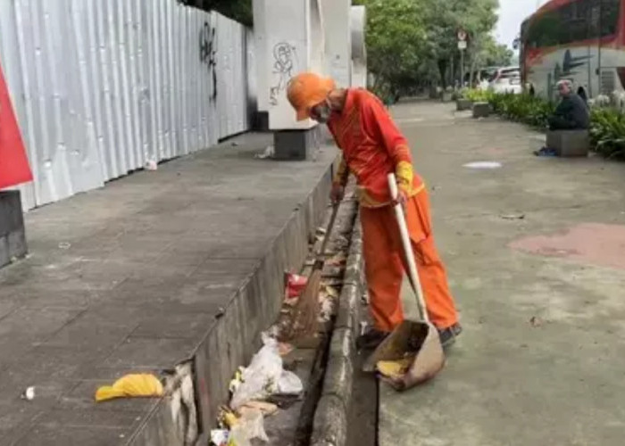 Petugas Bersihkan Tumpukan Sampah Pasca Tahun Baru